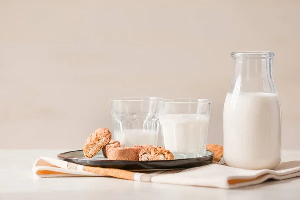 桌上有新鲜牛奶和饼干的玻璃器皿 — 图库照片