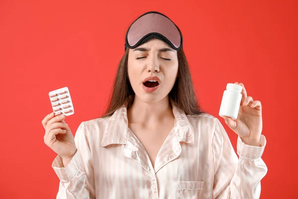 Mulher Cansada Com Pílulas Para Dormir Fundo Cor — Fotografia de Stock