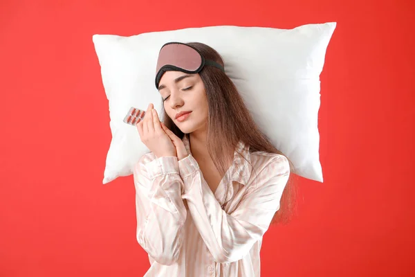 Wanita Tidur Dengan Pil Dan Bantal Pada Latar Belakang Warna — Stok Foto