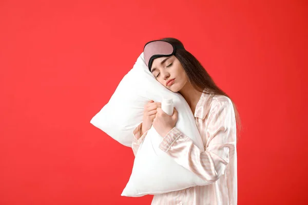 Śpiąca Kobieta Pigułkami Poduszką Tle Koloru — Zdjęcie stockowe