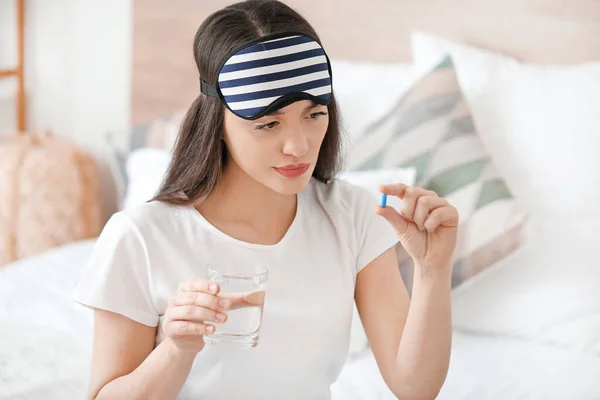 Jeune Femme Prenant Des Pilules Pour Insomnie Dans Chambre — Photo