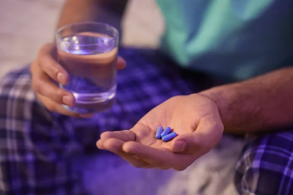 Hombre Joven Tomando Pastillas Para Insomnio Dormitorio Primer Plano — Foto de Stock