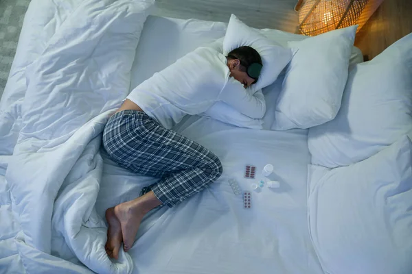 Hombre Dormido Con Pastillas Para Insomnio Dormitorio — Foto de Stock