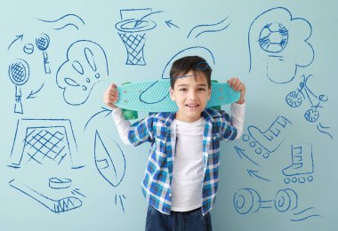 Kaykaylı şirin bir çocuk ve renkli arka planda bir sürü çizimi var.