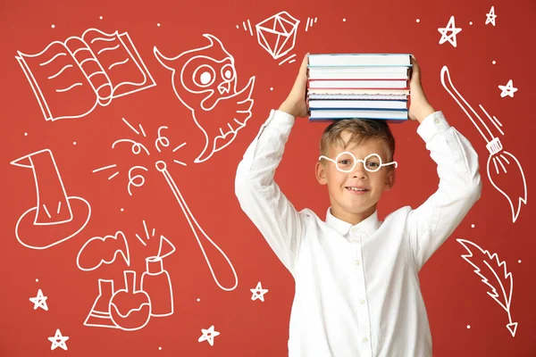 Kleiner Schuljunge Mit Büchern Und Verschiedenen Zeichnungen Auf Farbigem Hintergrund — Stockfoto