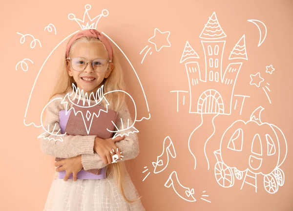 Niña Con Libros Soñando Con Ser Princesa Sobre Fondo Color — Foto de Stock