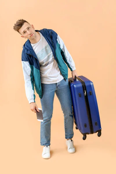 Müder Männlicher Tourist Mit Gepäck Auf Farbigem Hintergrund — Stockfoto