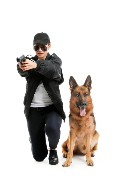 Γυναίκα Αστυνομικός Σκύλο Λευκό Φόντο — Φωτογραφία Αρχείου