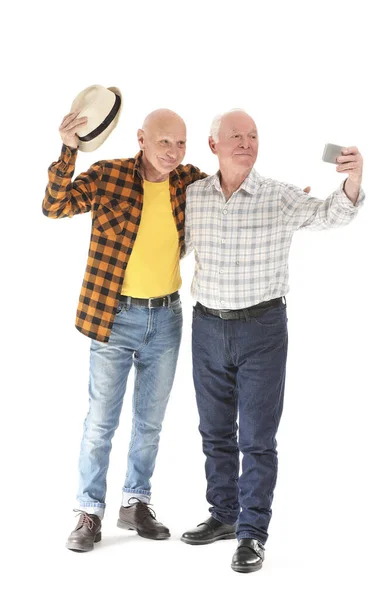 Retrato Homens Idosos Tomando Selfie Fundo Branco — Fotografia de Stock