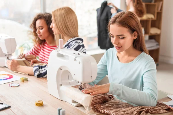 Jonge Vrouwen Tijdens Kleermakersklas Atelier — Stockfoto