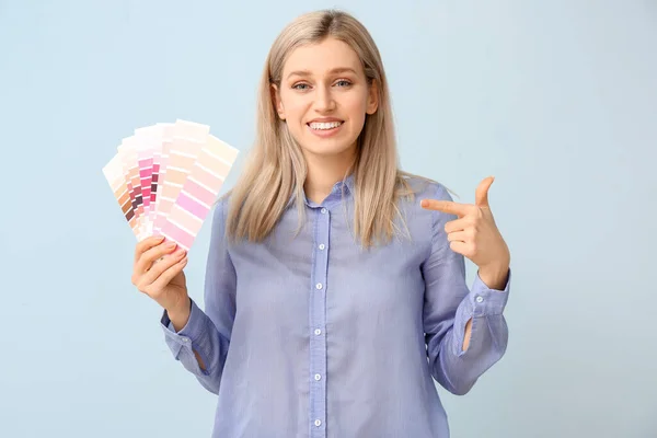 Jonge Vrouw Met Kleurenpalet Achtergrond — Stockfoto