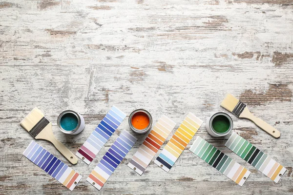 Muestras Color Con Pinturas Pinceles Sobre Mesa Madera — Foto de Stock
