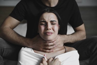 Öfkeli koca karısını evde öldürmeye çalışıyor. Aile içi şiddet kavramı