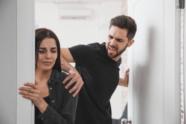 Öfkeli koca karısını evde öldürmeye çalışıyor. Aile içi şiddet kavramı