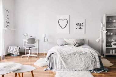 Güzel, modern bir yatak odası.