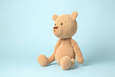 Renkli arka planda oyuncak ayı