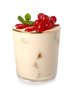 Beyaz arka planda böğürtlenli lezzetli tiramisu.