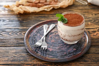 Tahta masadaki lezzetli tiramisu.