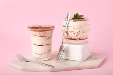 Renk arkaplanındaki lezzetli tiramisu