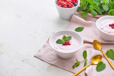 Lezzetli yoğurt ve beyaz arka planda böğürtlen.