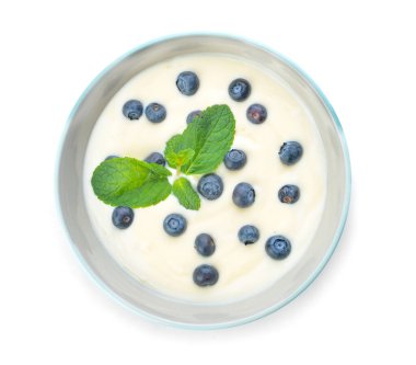 Lezzetli yoğurtlu kase ve beyaz arka planda böğürtlen