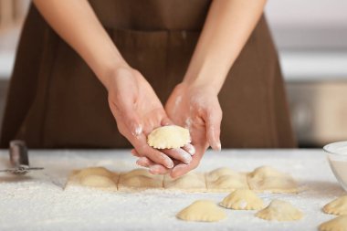 Masada lezzetli bir ravioli hazırlayan kadın.
