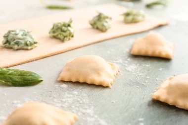 Masada lezzetli ravioli hazırlıyorum.