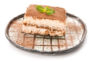 Beyaz arka planda lezzetli tiramisu tabağı
