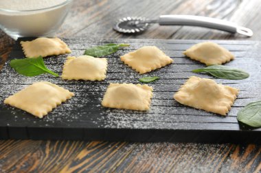 Tahtada çiğ ravioli