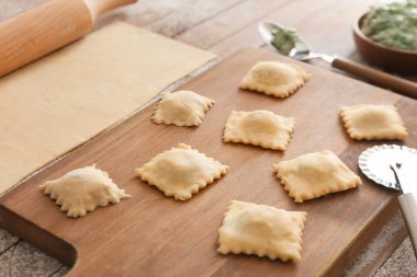 Tahtada çiğ ravioli