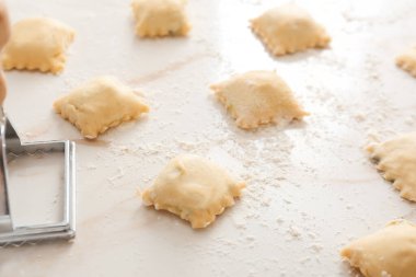 Beyaz arka planda damgalı çiğ ravioli