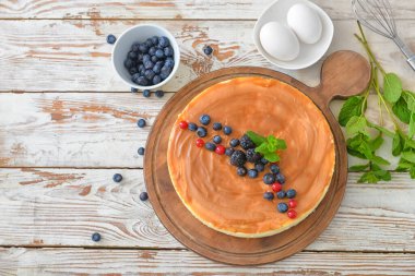 Masada böğürtlenli leziz peynirli kek.