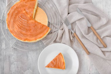 Gri arka planda lezzetli cheesecake