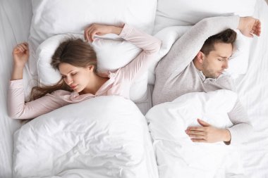 Genç çift yatakta uyuyor.