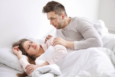 Yatakta genç bir kadın ve kocasını gücendirdi.