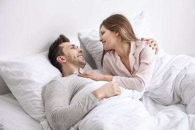 Genç çiftin yatakta sabahları