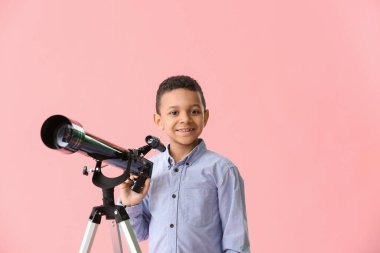 Teleskopu renkli küçük Afro-Amerikalı çocuk.