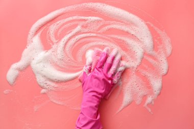 Renk yüzeyini temizleyen kadın eli