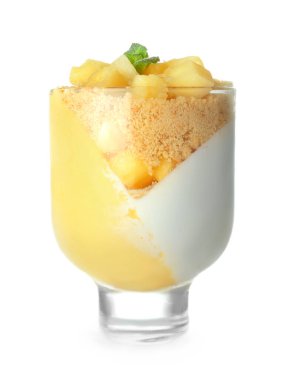 Beyaz arka planda lezzetli panna cotta ile cam