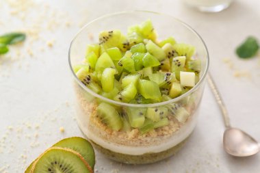 Beyaz arka planda lezzetli panna cotta ile cam