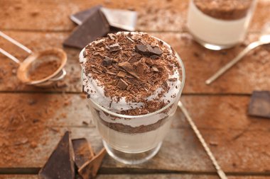 Lezzetli panna cotta ile masada bir bardak