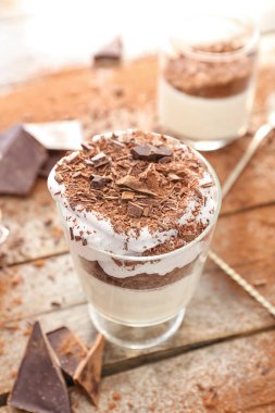 Lezzetli panna cotta ile masada bir bardak