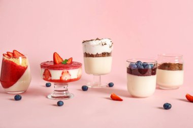 Renkli arkaplanda lezzetli panna cotta bardakları