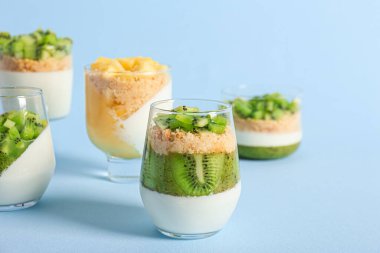 Renkli arkaplanda lezzetli panna cotta bardakları