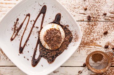 Tabakta lezzetli panna cotta var.