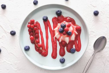 Beyaz arkaplanda lezzetli panna cotta tabağı