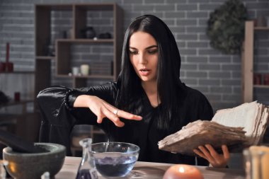 Kadın simyacı laboratuarda iksir yapıyor.