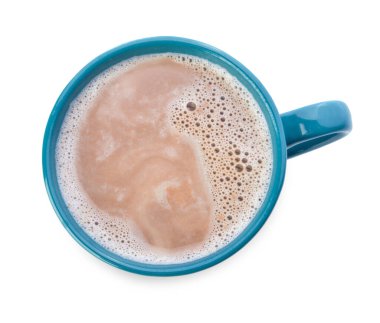 Beyaz arka planda bir fincan sıcak kakao.