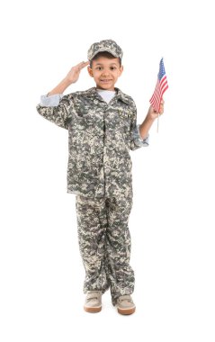Beyaz arka planda Amerikan bayrağı olan küçük bir Afro-Amerikan askeri.