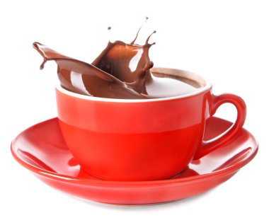 Beyaz arka planda fincanda sıcak çikolata damlası